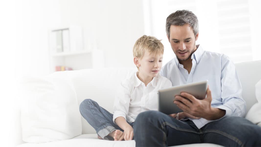 Ewink Vivamóvil - Padre e hijo mirando una tablet